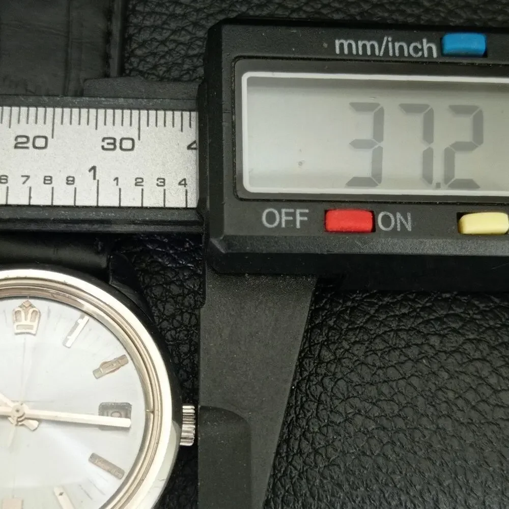 Vintage 1982 Citizen Manual Mens Silver Watch W/daydate & Silver accents